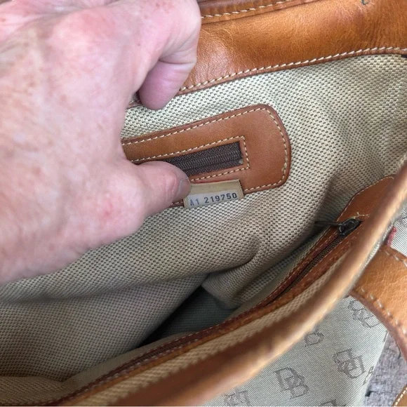 Dooney & Bourke canvas and leather signature shoulder bag - Picture 15 of 16